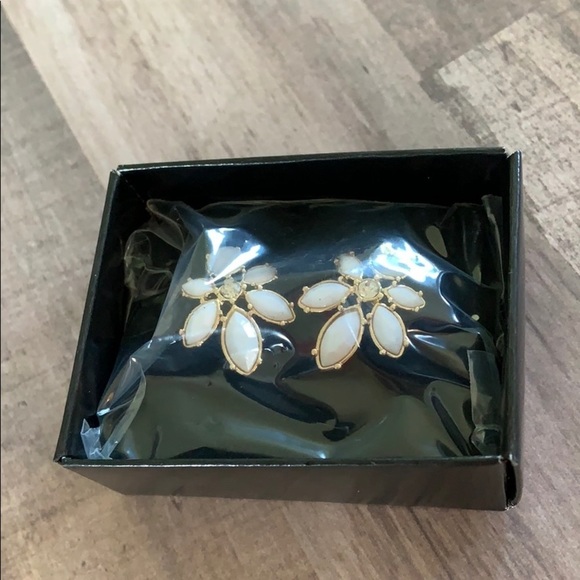 Avon New‎ Floral Petal Cluster Earrings Ivory Opal Stud Earrings - Picture 5 of 7